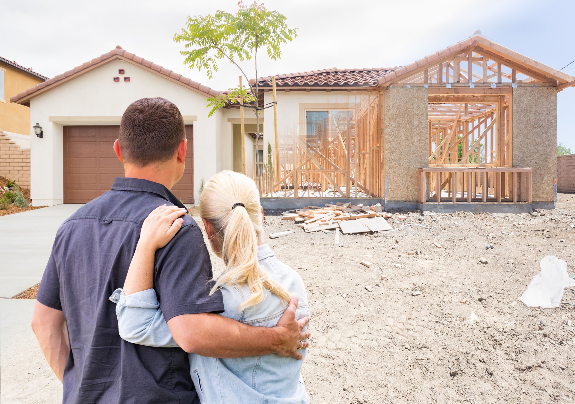 Pares que enfrentam a construção que molda Gradating à Home terminada